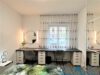 Stilvoll eingerichtetes 2-Zimmer-Apartment in zentraler Lage von Stuttgart Bad Cannstatt! - Schlafzimmer mit Schreibtisch