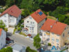 Großzügiges Zweifamilienhaus mit Garten und Privatsphäre - Luftbildaufnahme Haus