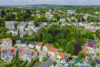 Großzügiges Zweifamilienhaus mit Garten und Privatsphäre - Luftbildaufnahme Haus