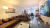 Voll möblierte moderne 4,5-Zimmer-Wohnung mit Balkon, Einbauküche und Tiefgaragenstellplatz ! - Wohnzimmer